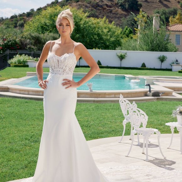 New Off White Bridal Mermaid Gown w/ Floral Lace Embroidery & V-Neck NX JW1036L - Picture 1 of 13